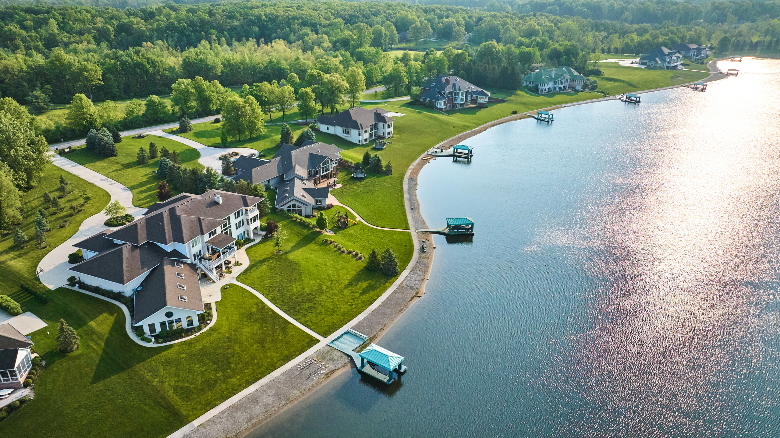 Can a 3-Car Garage Fit on a Narrow Lakefront Lot?